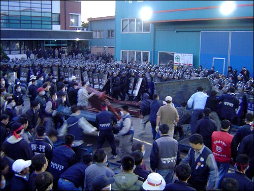 지난달 27일 세원테크 노조 이해남 지회장의 분신 이후 노동자들의 분노는 높아가고 있었다. 사진은 지난달 29일 대구 세원그룹 본사에서 벌어진 시위 도중 시위대들이 회사측의 바리케이드를 뚫고 공장내로 진입하는 모습. 